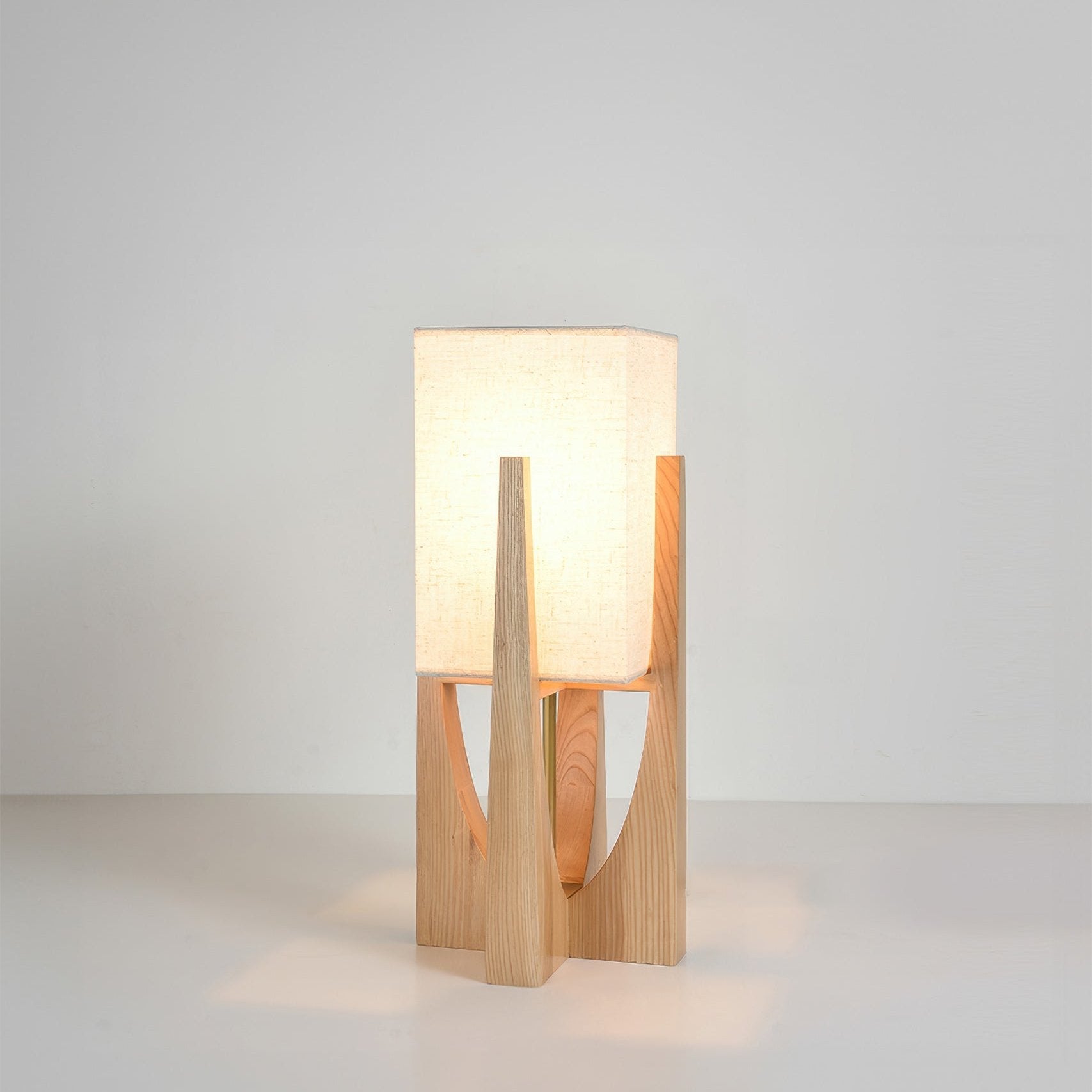 Stojací lampa Caelum z masivního ořechu s lněným stínidlem do obývacího pokoje | Lersk