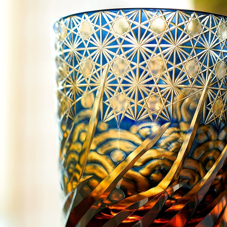 Kirrea handgefertigtes Whiskyglas in Blau und Bernstein mit Holzkiste | Lersk