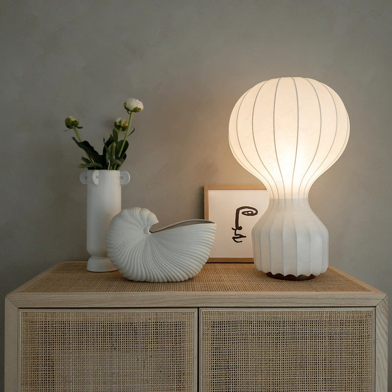 Lampă de masă modernă cu lumină caldă și blândă pentru decor liniștit | Lersk