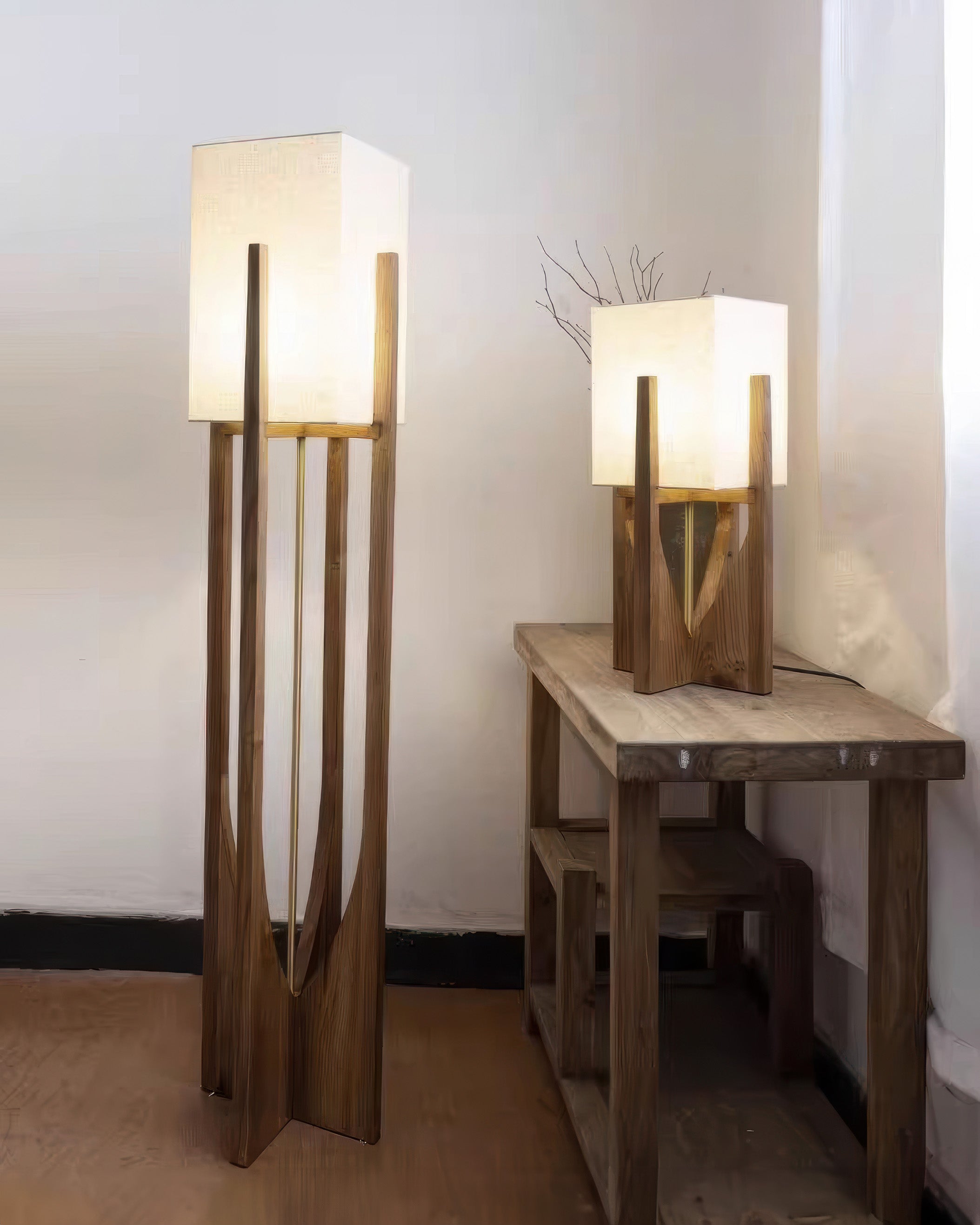 Stojací lampa Caelum z masivního ořechu s lněným stínidlem do obývacího pokoje | Lersk