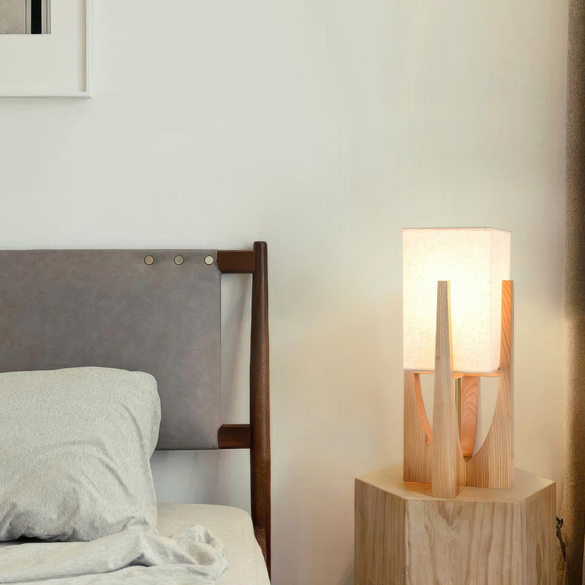 Stojací lampa Caelum z masivního ořechu s lněným stínidlem do obývacího pokoje | Lersk