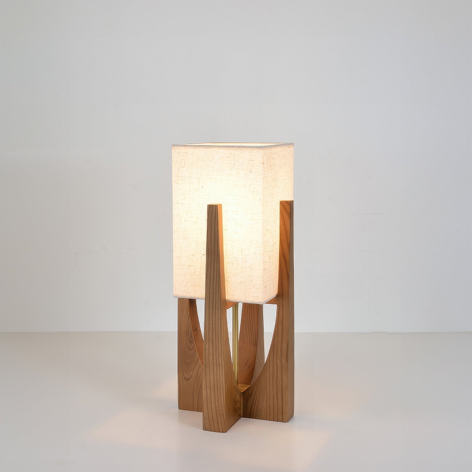 Stojací lampa Caelum z masivního ořechu s lněným stínidlem do obývacího pokoje | Lersk