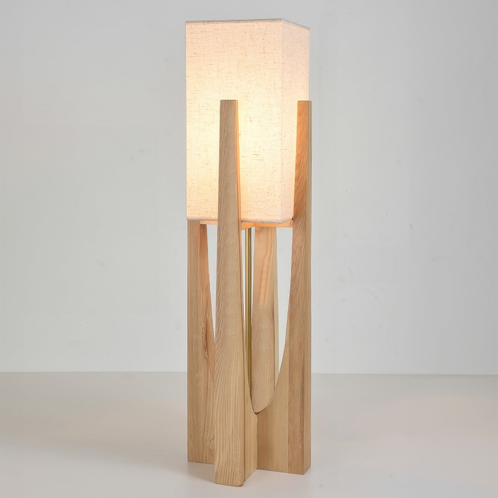 Stojací lampa Caelum z masivního ořechu s lněným stínidlem do obývacího pokoje | Lersk