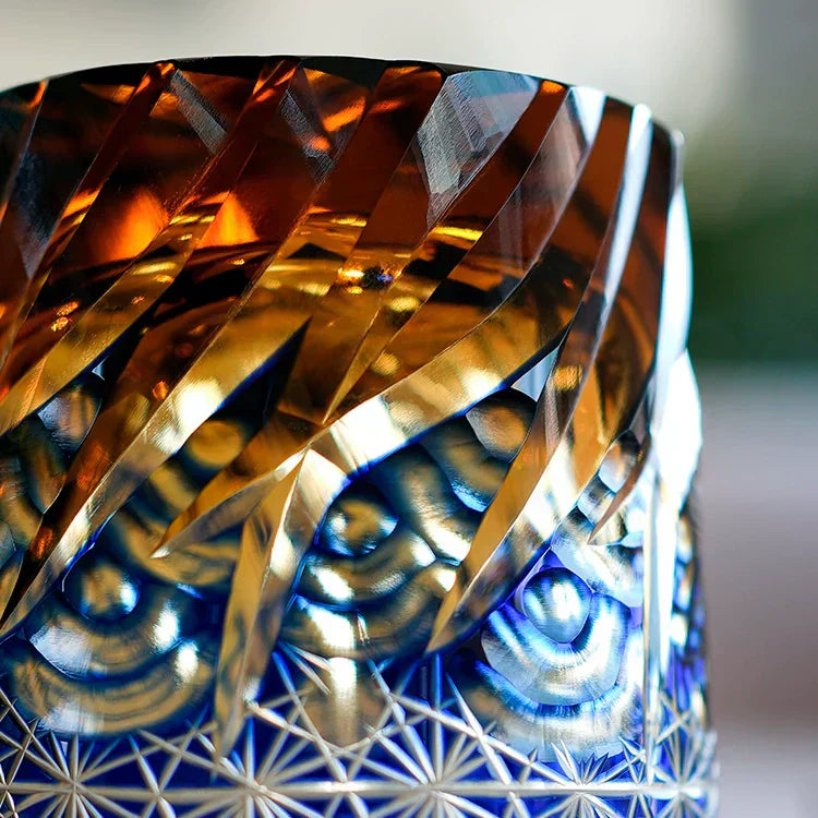 Kirrea handgefertigtes Whiskyglas in Blau und Bernstein mit Holzkiste | Lersk