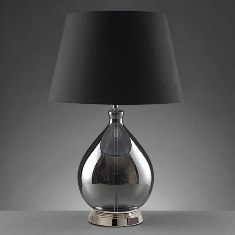 Glas-Tischlampe mit Stoffschirm für moderne Wohnraumbeleuchtung | Lersk