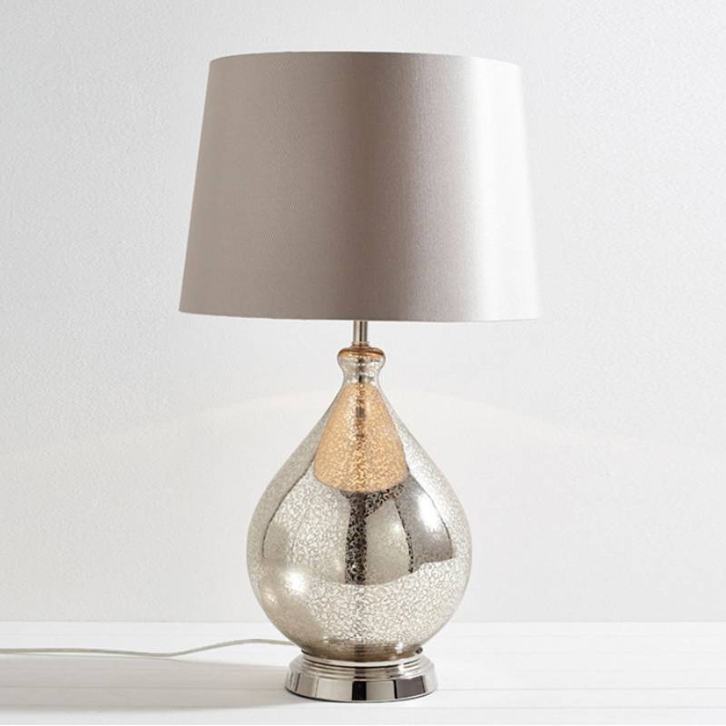 Glas-Tischlampe mit Stoffschirm für moderne Wohnraumbeleuchtung | Lersk