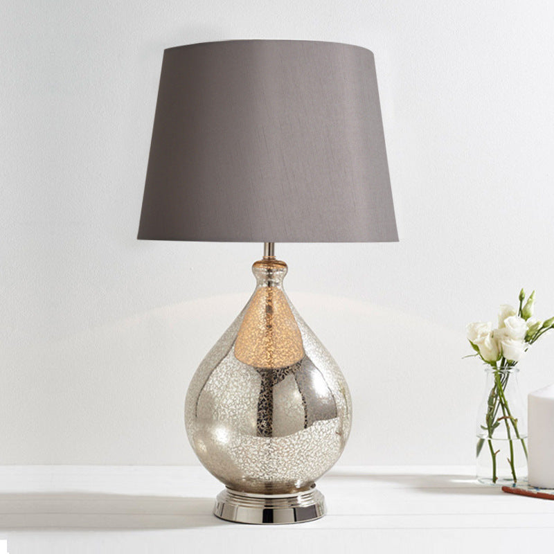 Glas-Tischlampe mit Stoffschirm für moderne Wohnraumbeleuchtung | Lersk
