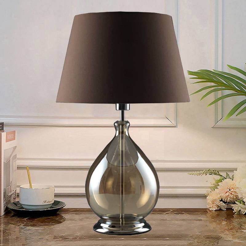 Glas-Tischlampe mit Stoffschirm für moderne Wohnraumbeleuchtung | Lersk
