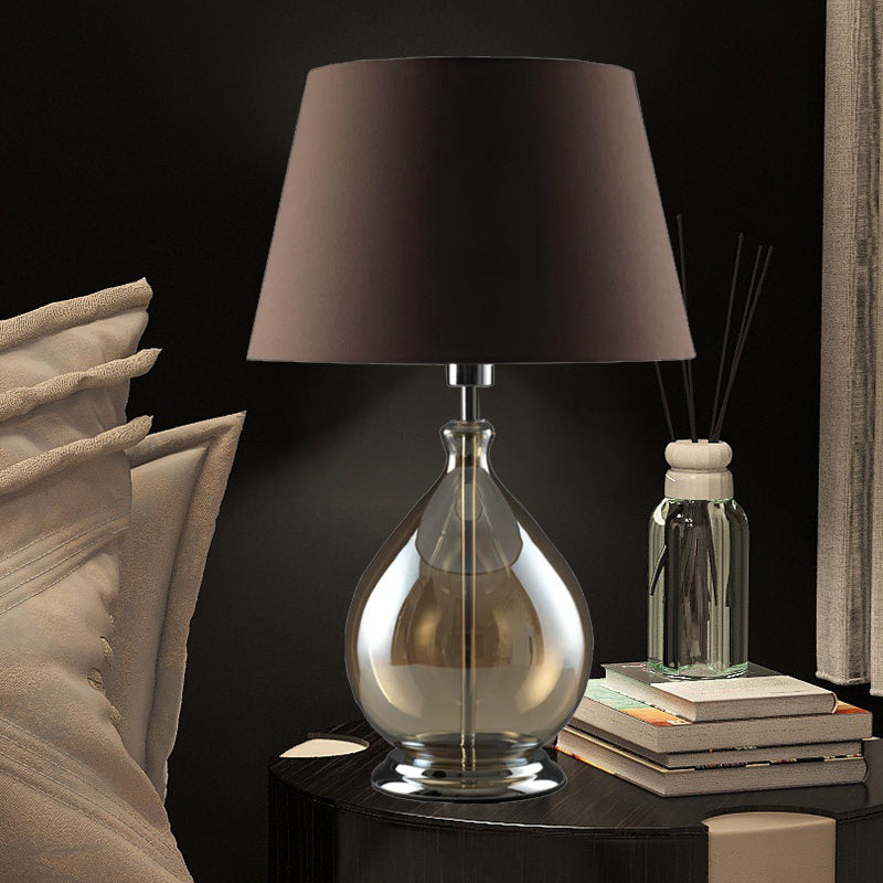 Glas-Tischlampe mit Stoffschirm für moderne Wohnraumbeleuchtung | Lersk