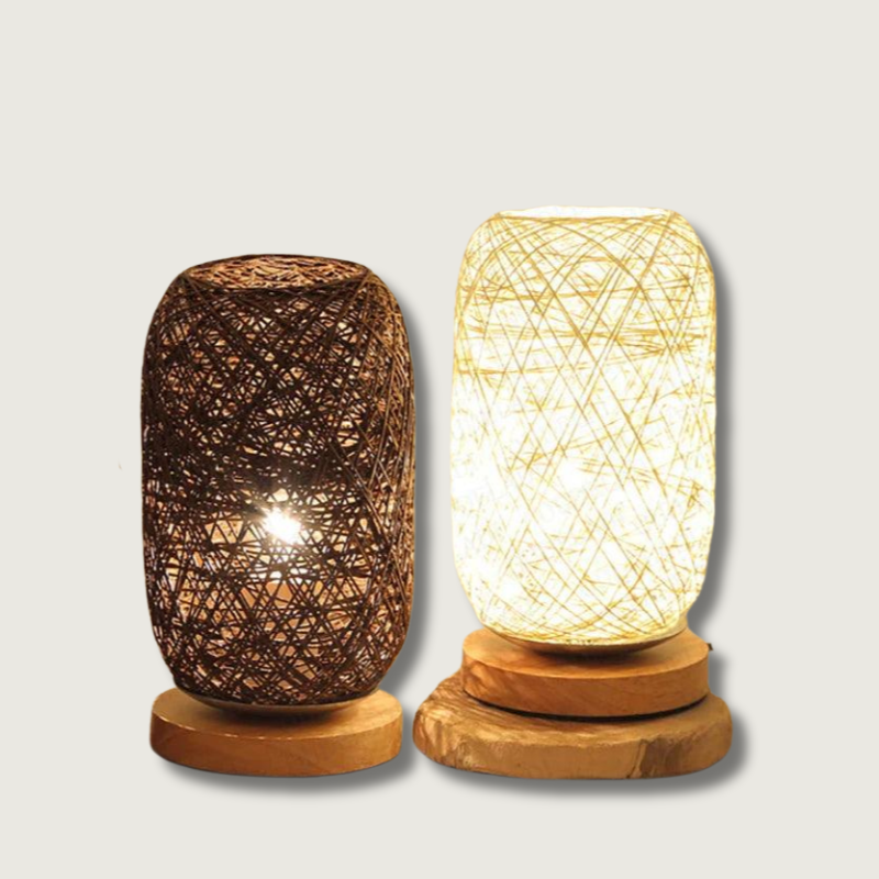 LioraRattan bordlampe med vævet rebskærm og træfod | Lersk
