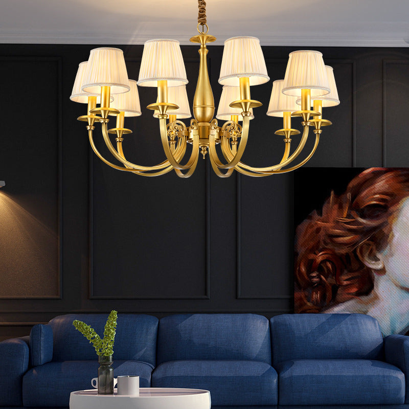 Zeitloser Messing-Kronleuchter mit Stoffschirmen für elegante Deckenbeleuchtung | Lersk