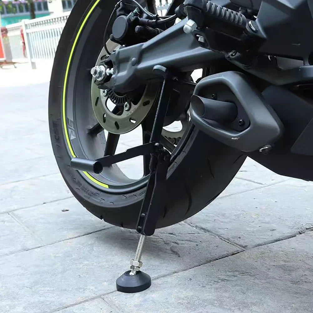 Univerzální stojan na zadní kolo motocyklu s nastavením výšky a samo-zajišťovacím designem | Lersk