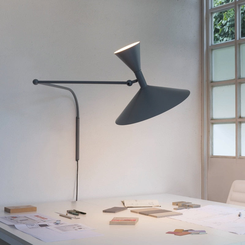 Lampada da parete NovaSwing con braccio oscillante e spina per decorazione camera da letto | Lersk