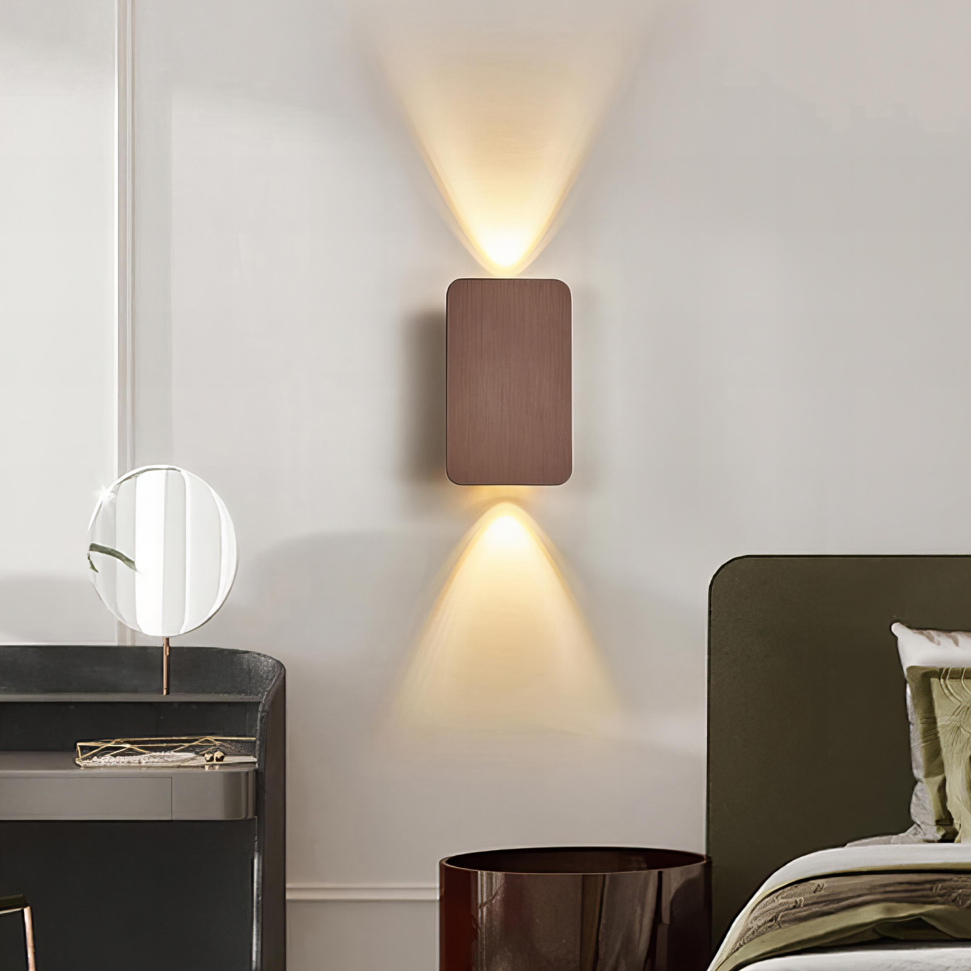 Moderní venkovní nástěnná lampa IP65, elegantní venkovní světlo pro terasy a zahrady | Lersk