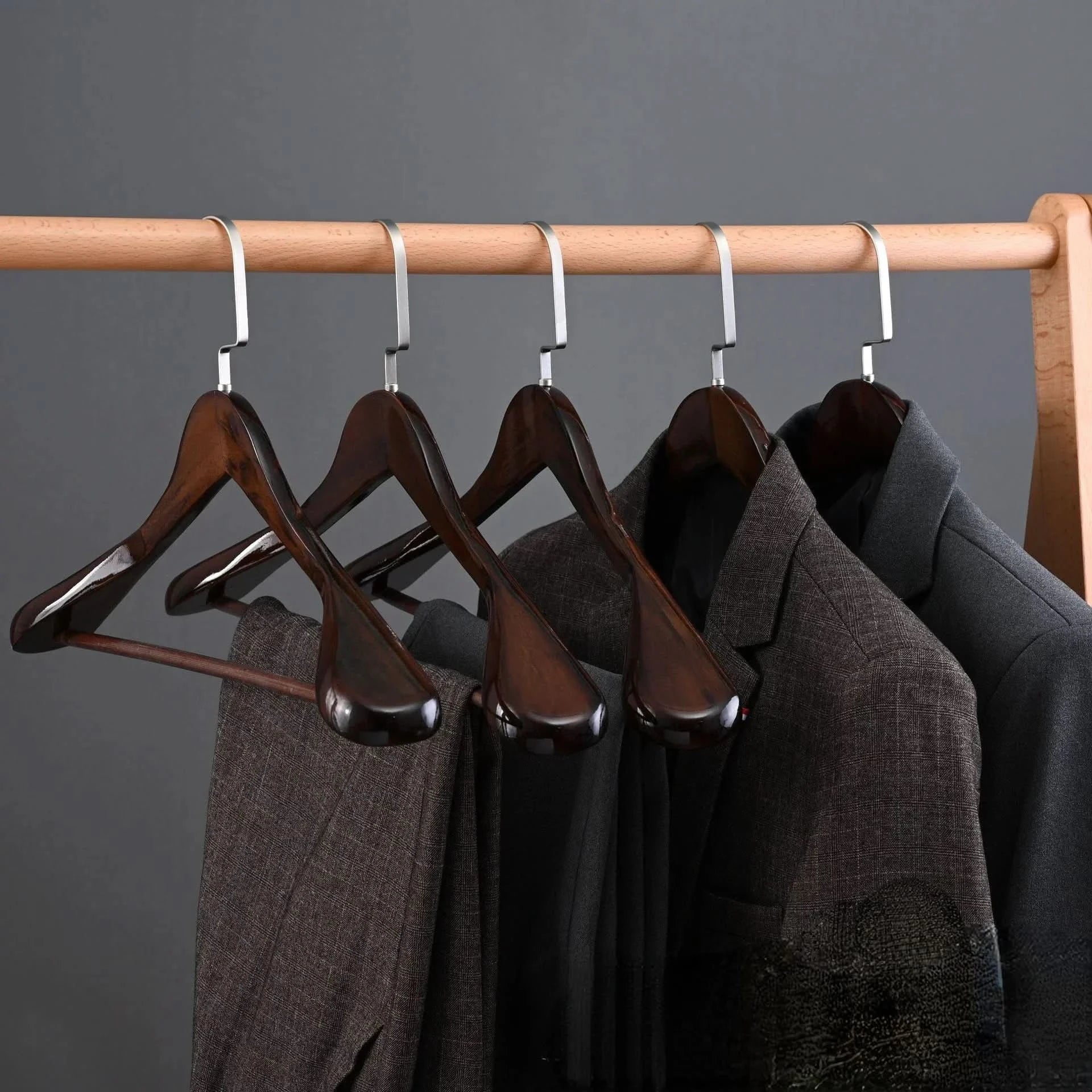 Lyxiga trägalgar med böjd design för elegant garderobsorganisation | Lersk