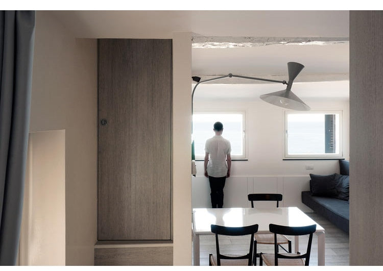 Lampada da parete NovaSwing con braccio oscillante e spina per decorazione camera da letto | Lersk