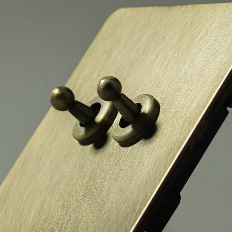 Priză de perete metalică retro cu întrerupător și port USB pentru încărcare | Lersk