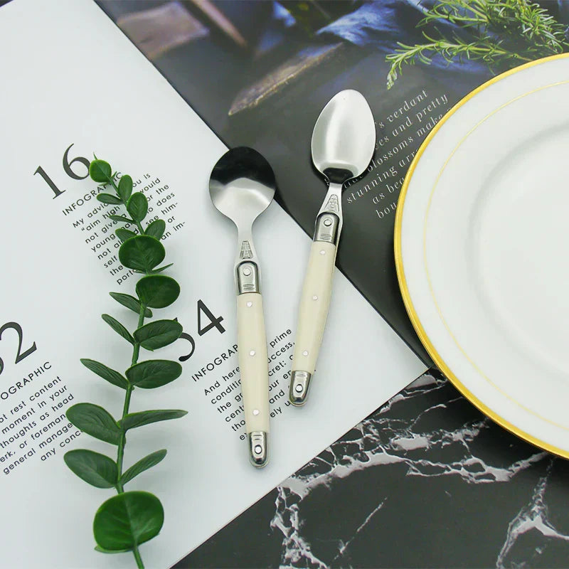 IvoryElegance Luxusní příborová sada Laguiole s nadčasovým stylem pro elegantní stolování | Lersk