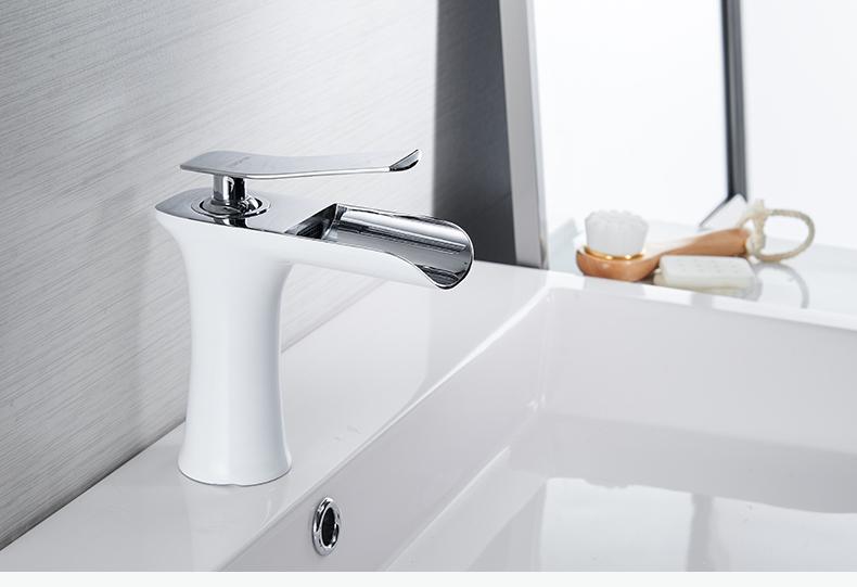 Rubinetto per lavabo a cascata in ottone cromato con doppie tubazioni | Lersk
