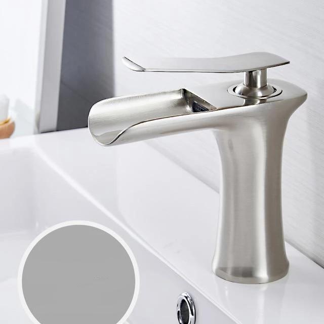 Rubinetto per lavabo a cascata in ottone cromato con doppie tubazioni | Lersk