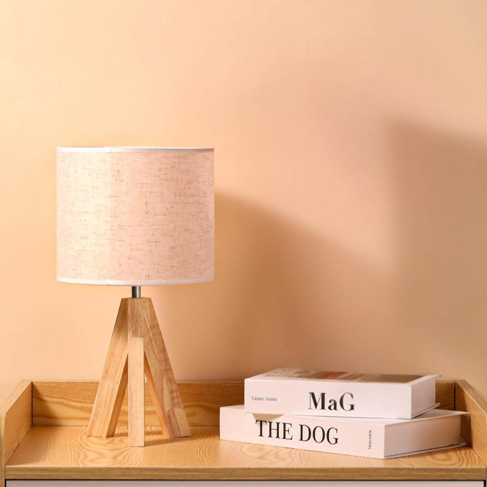 Minimalistická stolní lampa s elegantním trojnožkovým stojanem | Lersk