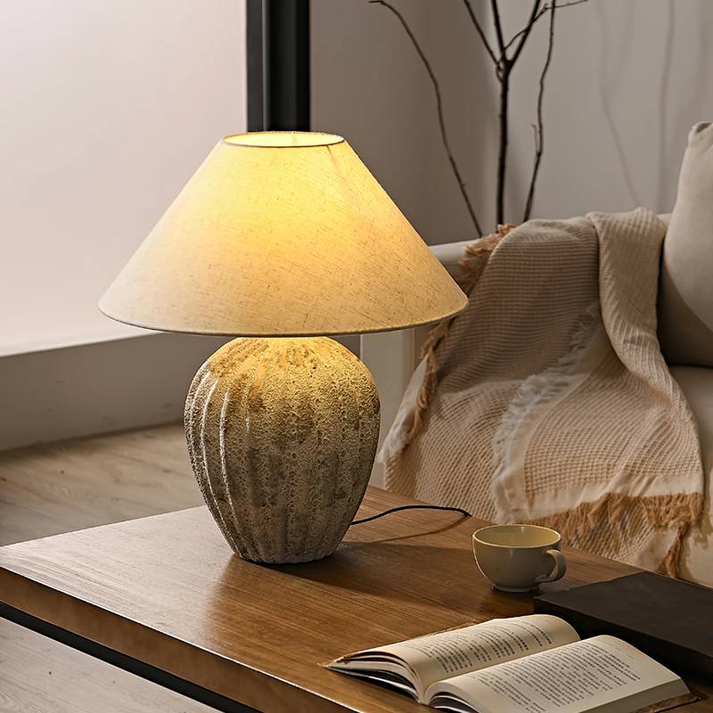 Lampada da tavolo in ceramica terra con paralume in lino, grande illuminazione da comodino | Lersk