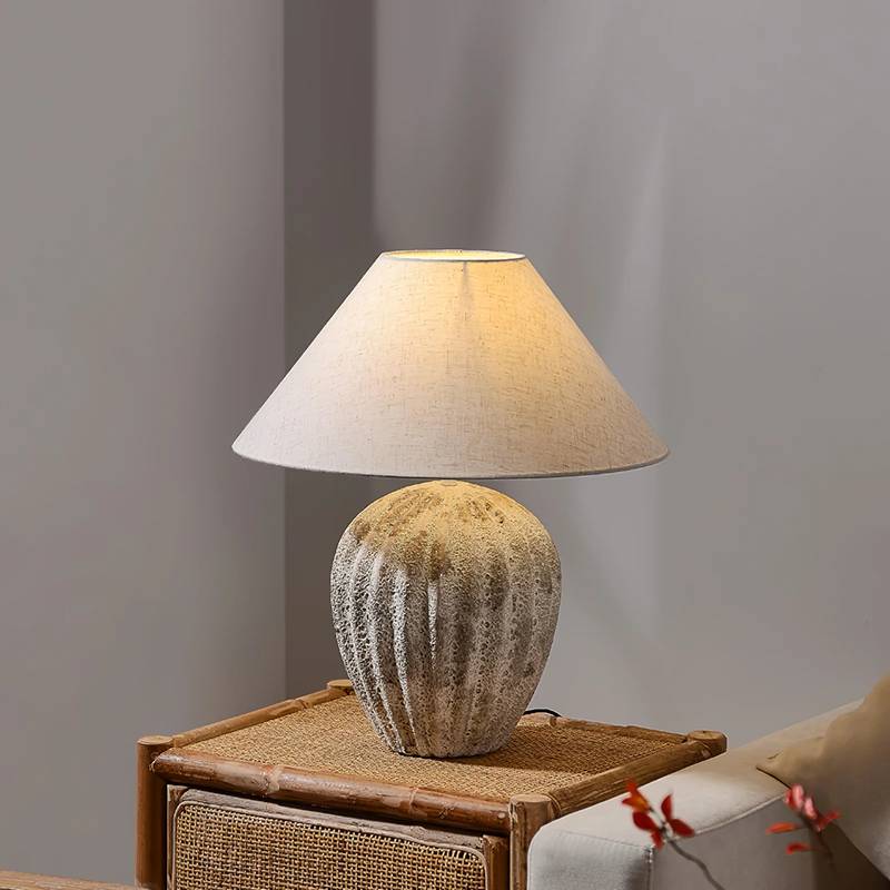 Lampada da tavolo in ceramica terra con paralume in lino, grande illuminazione da comodino | Lersk