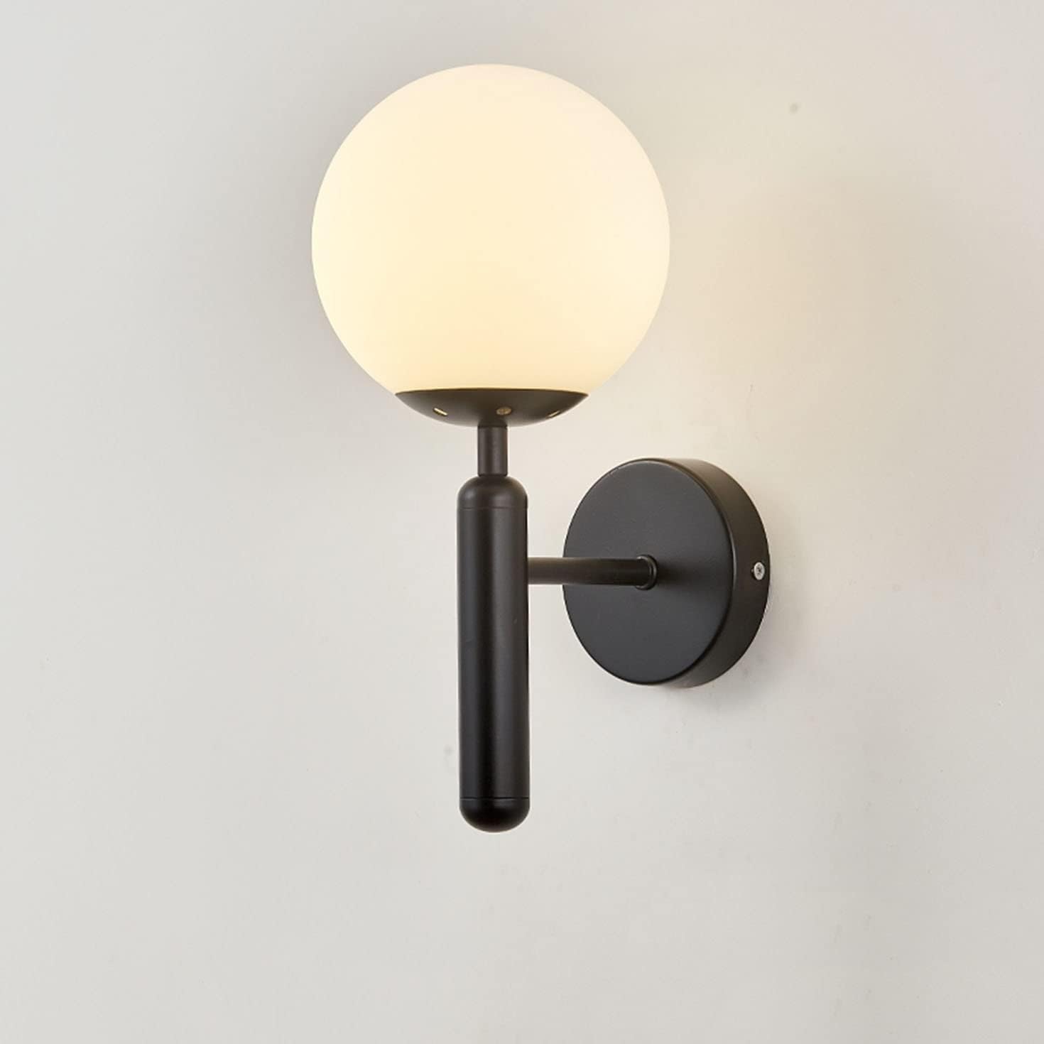 Aplique de Parede LED Kestrel com Globo de Vidro Leitoso, Acabamento em Latão Escovado, Estilo Moderno de Meados do Século | Lersk