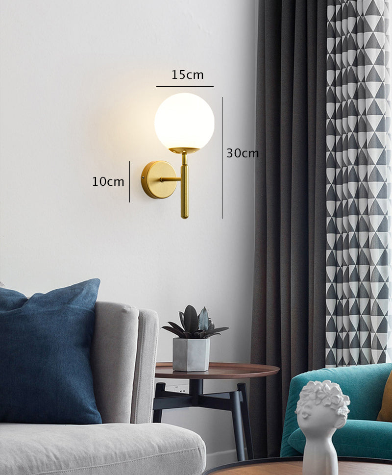 Aplique de Parede LED Kestrel com Globo de Vidro Leitoso, Acabamento em Latão Escovado, Estilo Moderno de Meados do Século | Lersk