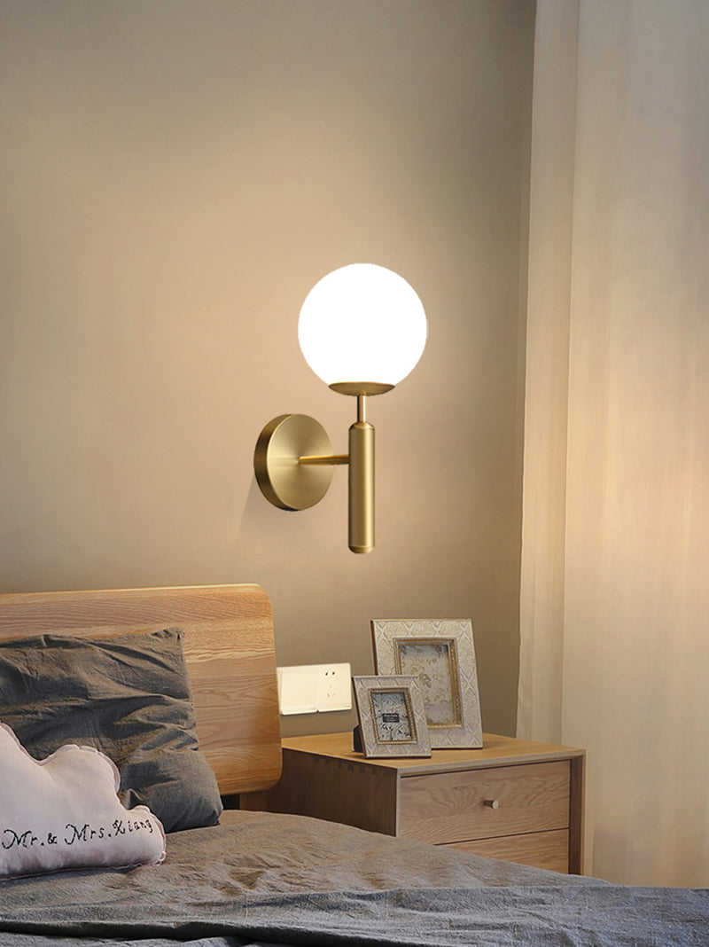 Aplique de Parede LED Kestrel com Globo de Vidro Leitoso, Acabamento em Latão Escovado, Estilo Moderno de Meados do Século | Lersk