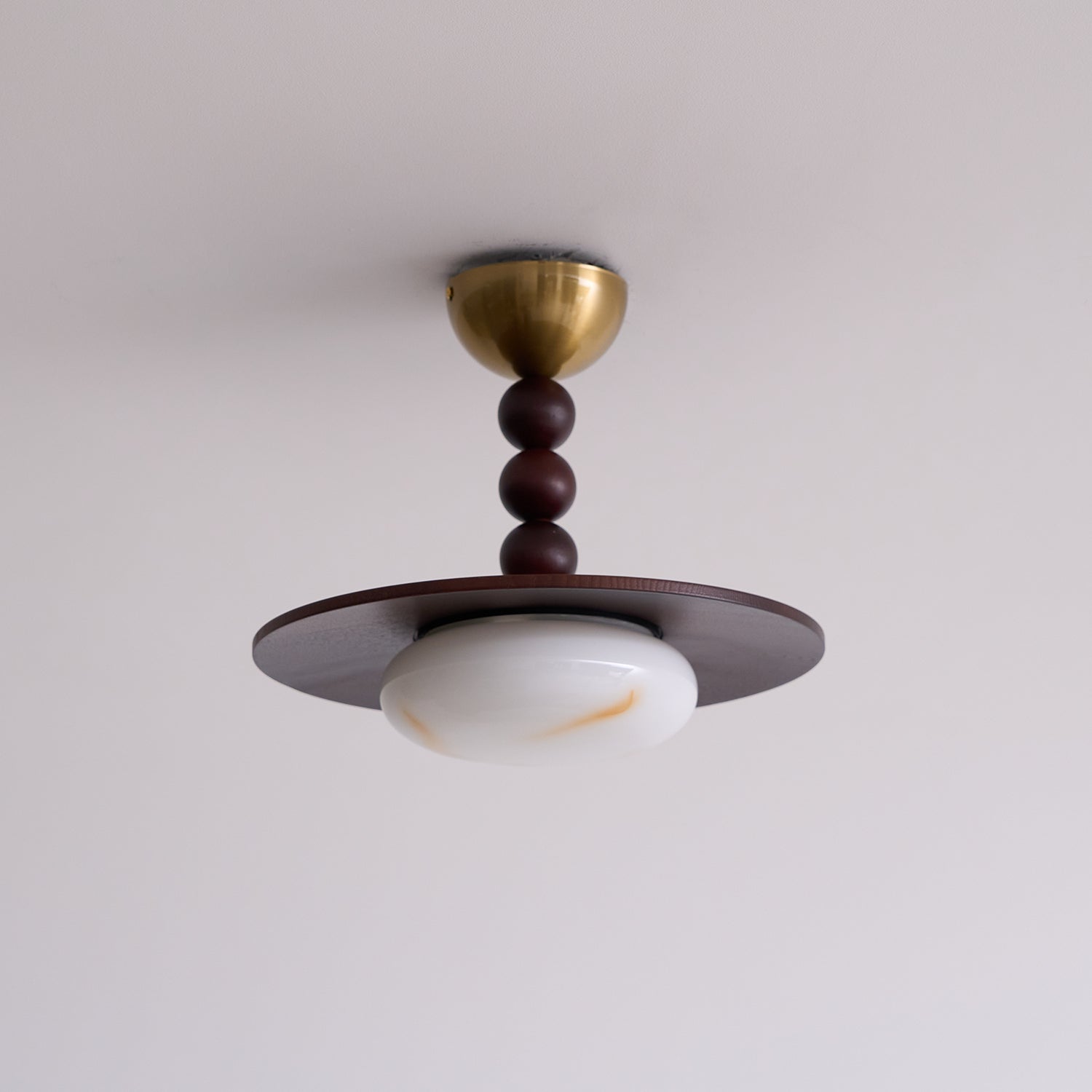 Stropní svítidlo Liora Walnut White Alabaster s dřevěným stínidlem | Lersk