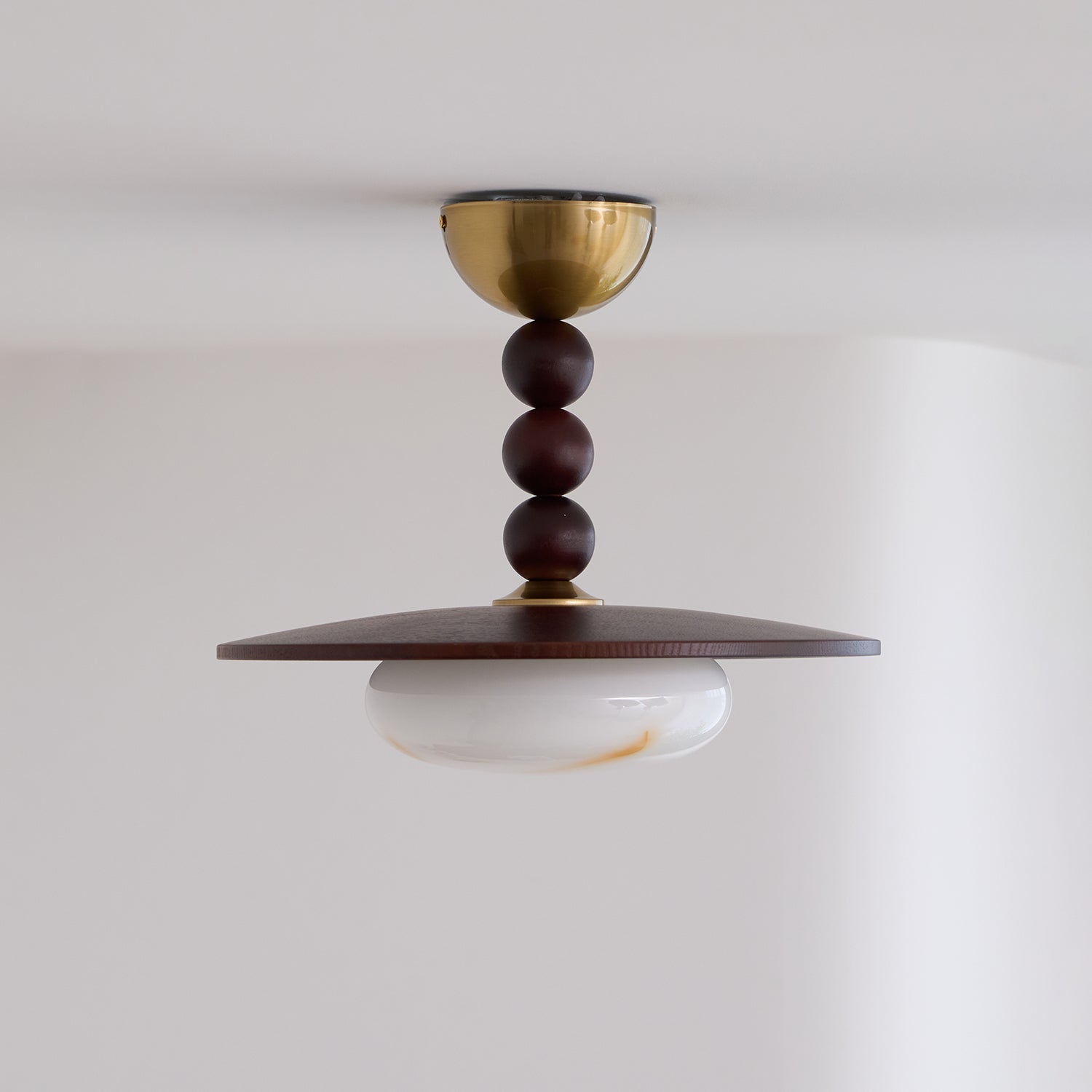 Stropní svítidlo Liora Walnut White Alabaster s dřevěným stínidlem | Lersk