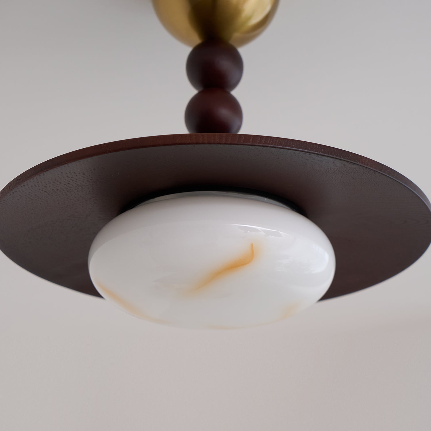 Stropní svítidlo Liora Walnut White Alabaster s dřevěným stínidlem | Lersk