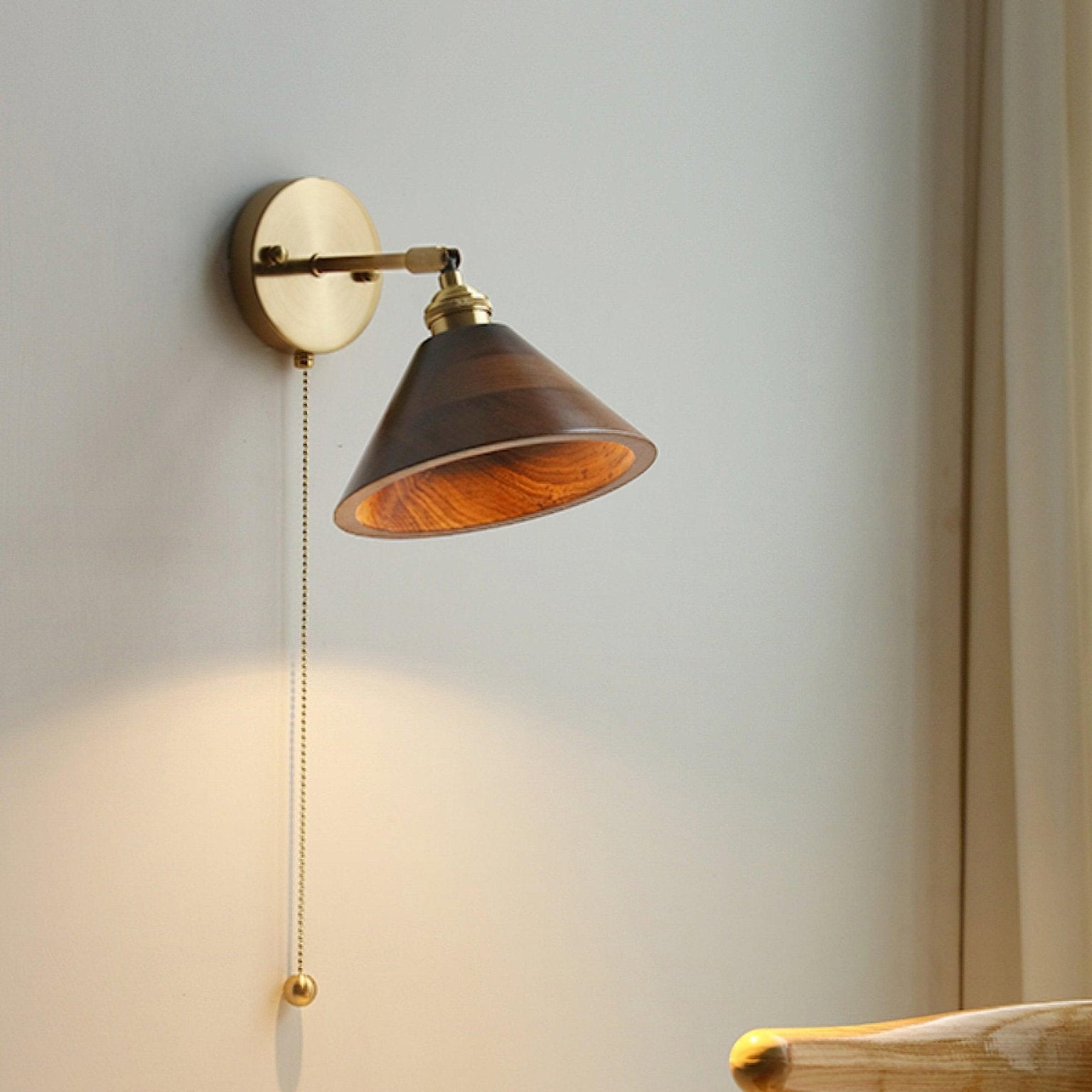 Aureo Vintage-Style Wood Wall Lamp with Pull Chain Switch | Lersk