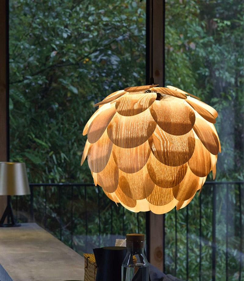 Závěsná lampa Suncrest z ananasového dřeva pro rustikální obývací pokoj | Lersk