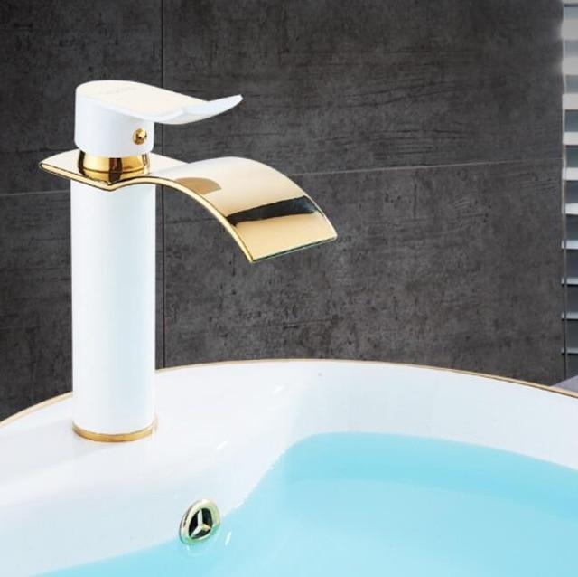 NovaFlow Gold- und Weiß-Wasserfall-Terrassenarmatur mit Einhebelgriff | Lersk