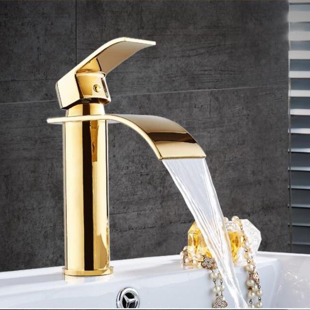 NovaFlow Gold- und Weiß-Wasserfall-Terrassenarmatur mit Einhebelgriff | Lersk