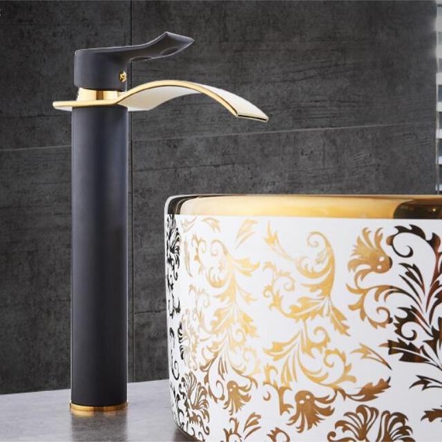 NovaFlow Gold- und Weiß-Wasserfall-Terrassenarmatur mit Einhebelgriff | Lersk