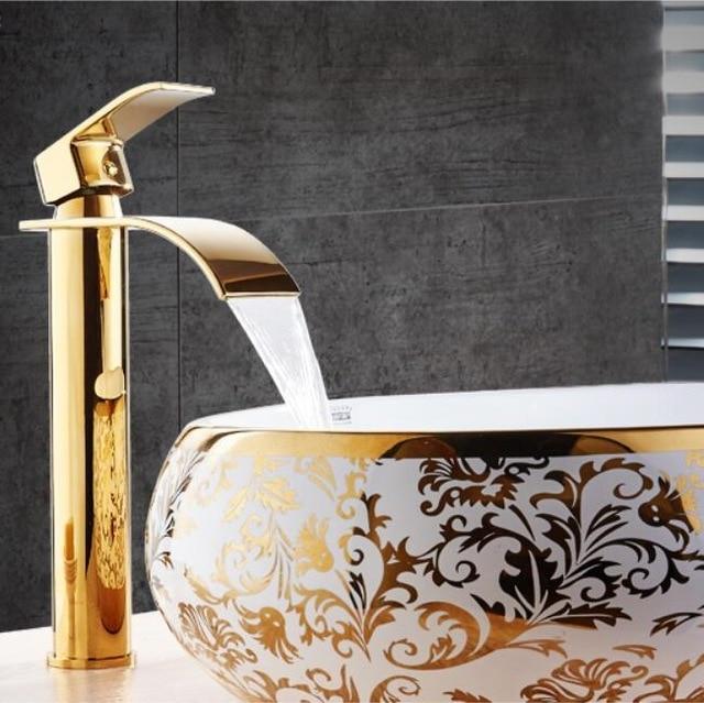 NovaFlow Gold- und Weiß-Wasserfall-Terrassenarmatur mit Einhebelgriff | Lersk
