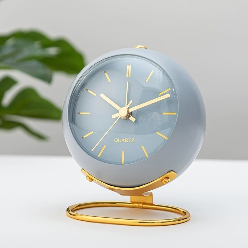 Buzzley Retro Analog Wecker mit geräuschlosem Uhrwerk Klassisches Schlafzimmer-Uhrendesign | Lersk