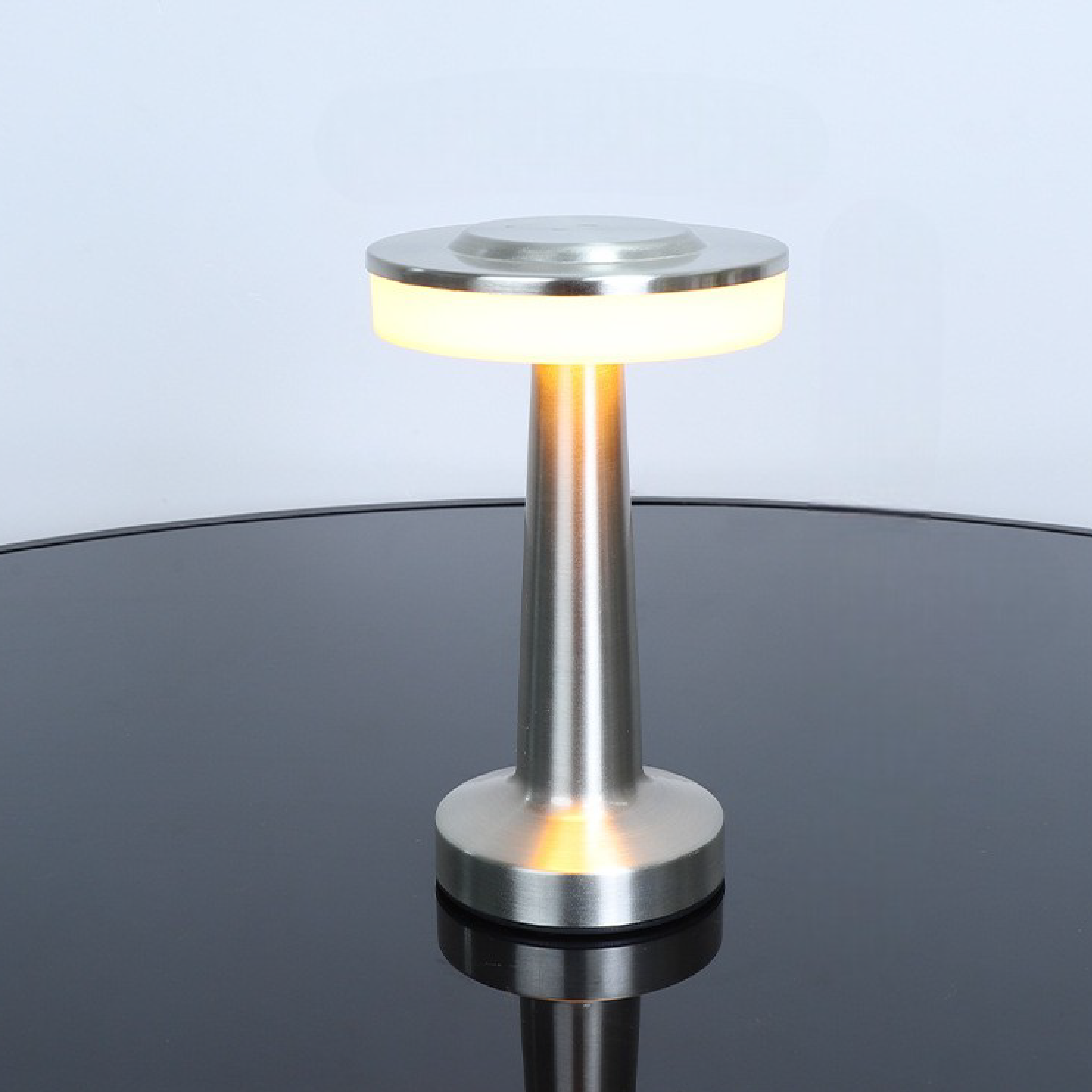 Contemporary Metal Table Lamp, Elegant Decorative Lighting | Lersk