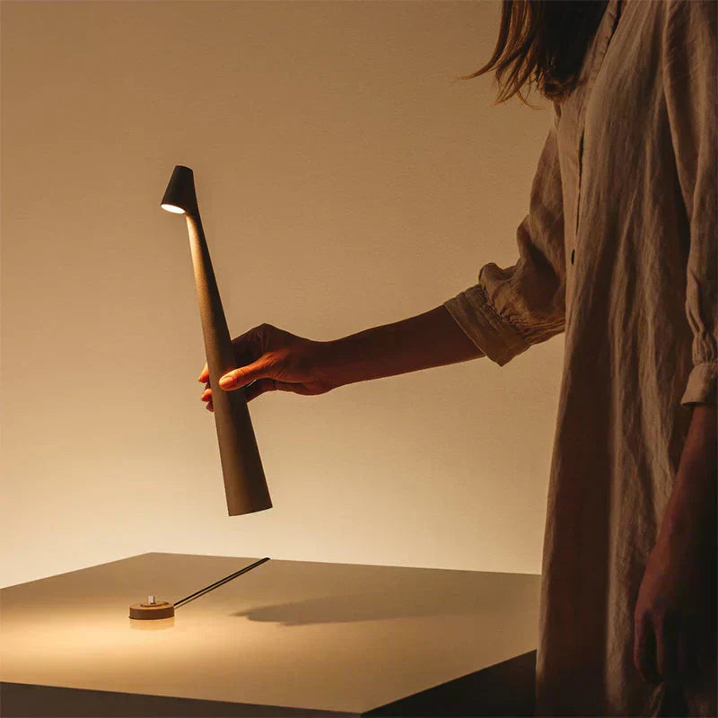 Nordická minimalistická bezdrátová stolní lampa pro pohodlné čtení a ambientní osvětlení | Lersk