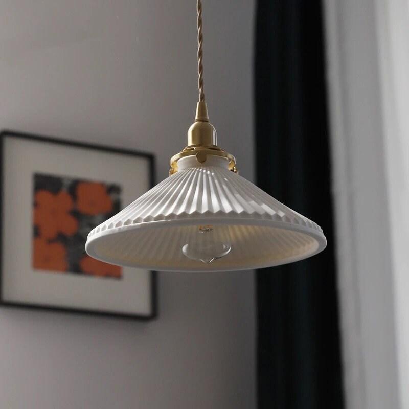Kiyomi | Lámpara colgante japonesa de cerámica con forma de sombrero plisado con bombilla LED incluida | Lersk