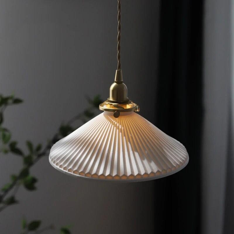 Kiyomi | Lámpara colgante japonesa de cerámica con forma de sombrero plisado con bombilla LED incluida | Lersk