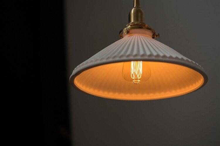 Kiyomi | Lámpara colgante japonesa de cerámica con forma de sombrero plisado con bombilla LED incluida | Lersk