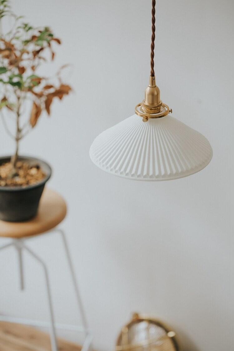 Kiyomi | Lámpara colgante japonesa de cerámica con forma de sombrero plisado con bombilla LED incluida | Lersk