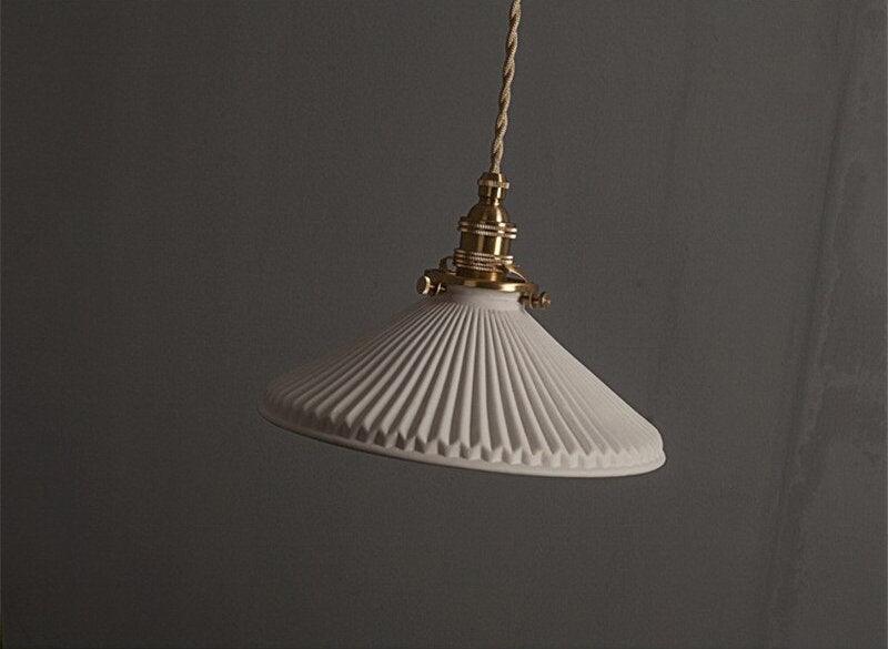 Kiyomi | Lámpara colgante japonesa de cerámica con forma de sombrero plisado con bombilla LED incluida | Lersk