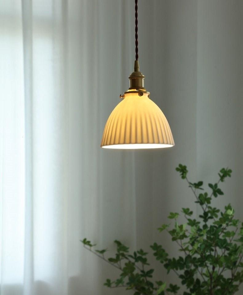 Kazumi | Candeeiro suspenso LED em cerâmica canelada com forma de chávena japonesa plissada, lâmpada incluída | Lersk