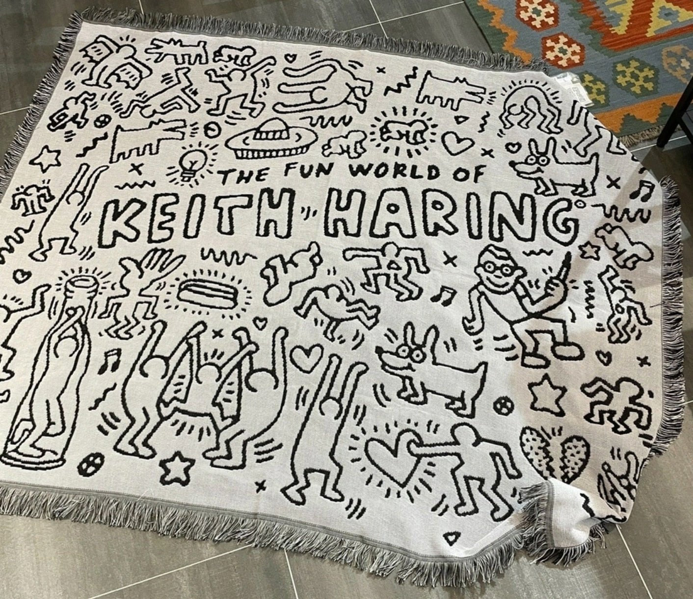 AstraWeave Graffiti Jigsaw Throw Blanket for Cozy Comfort | Lersk