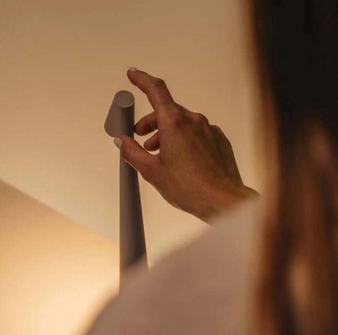 Nordická minimalistická bezdrátová stolní lampa pro pohodlné čtení a ambientní osvětlení | Lersk
